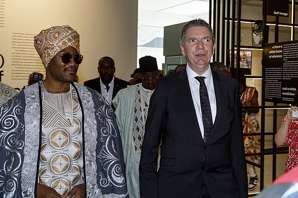 Nabil Mbombo Njoya, Sultan von Bamum in Kamerun, besucht das Ethnologische Museum im Humboldt-Forum, 11. Juni 2023 © Pierre Adenis / Staatlichen Museen zu Berlin