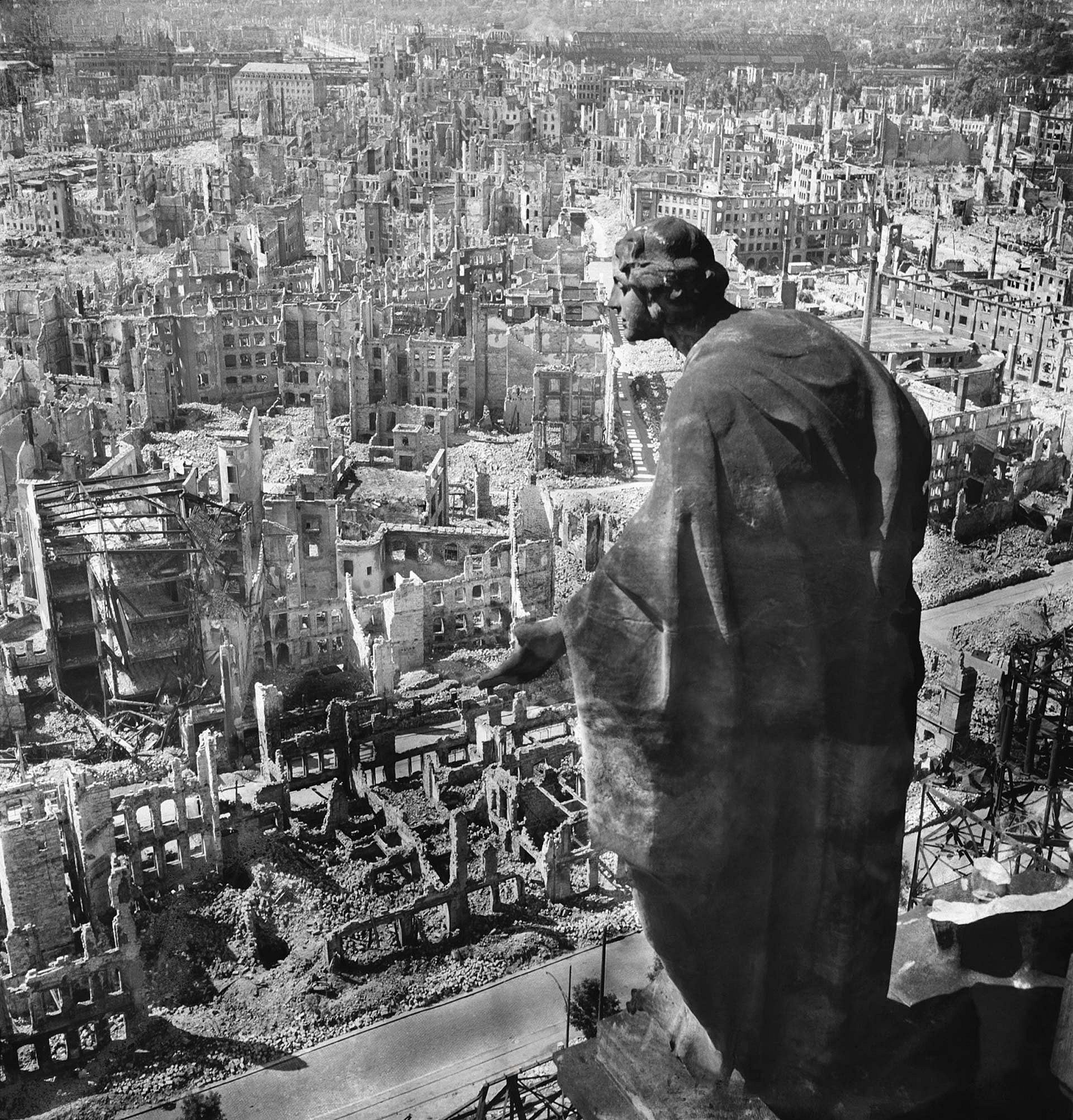 Schwarz-Weiß Foto: Blick auf das zerstörte Dresden vom Rathausturm nach Süden