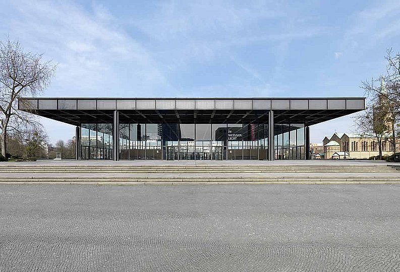 Ansicht auf ein modernes Gebäude aus Glas und Stahl (öffnet Vergrößerung des Bildes)