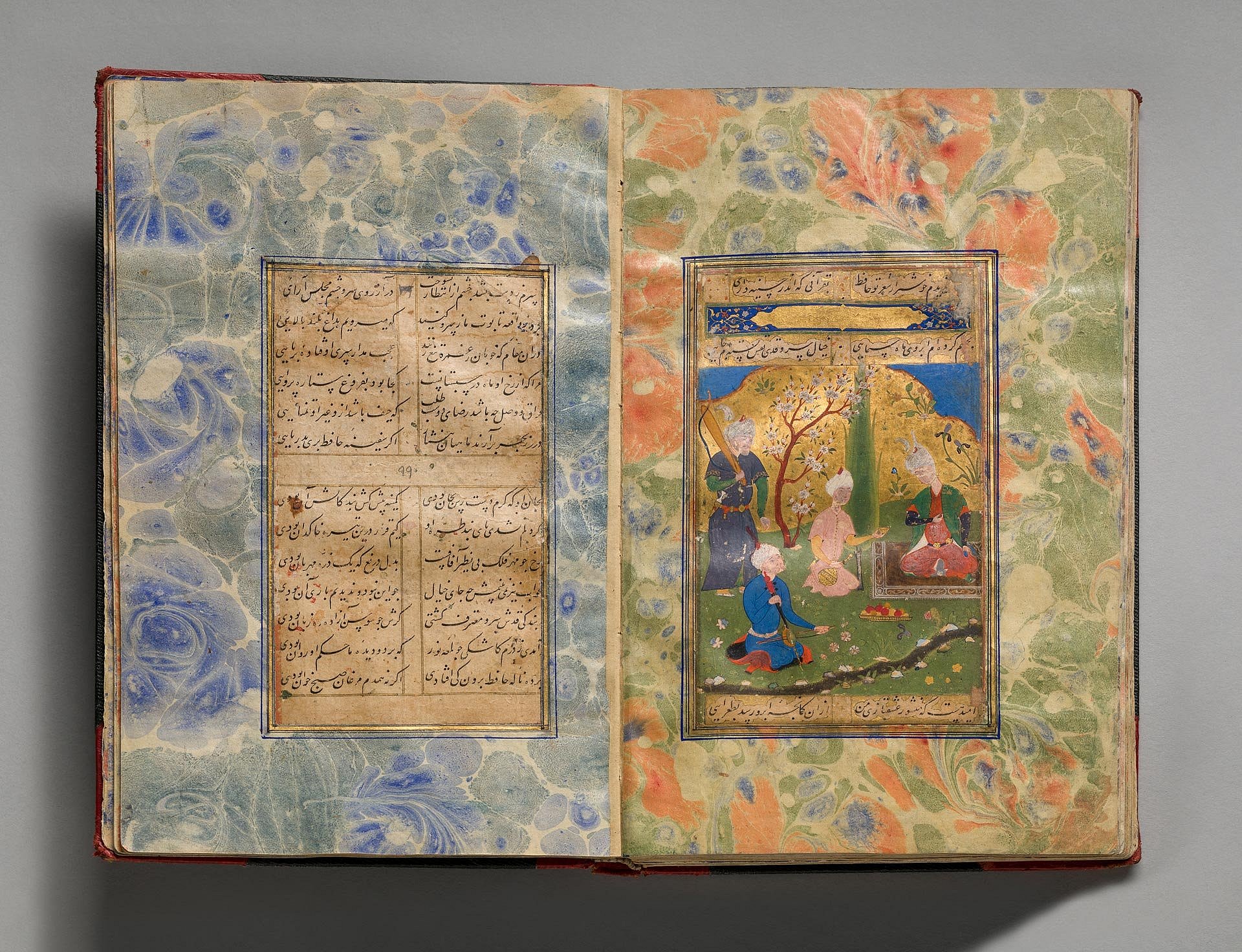 Aufgeschlagenes historisches Buch mit reichen Verzierungen