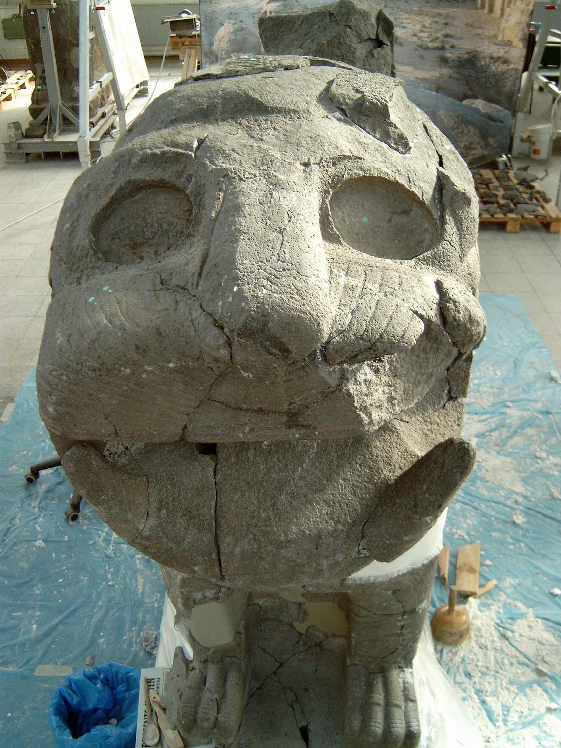 Steinskulptur: Löwenkopf