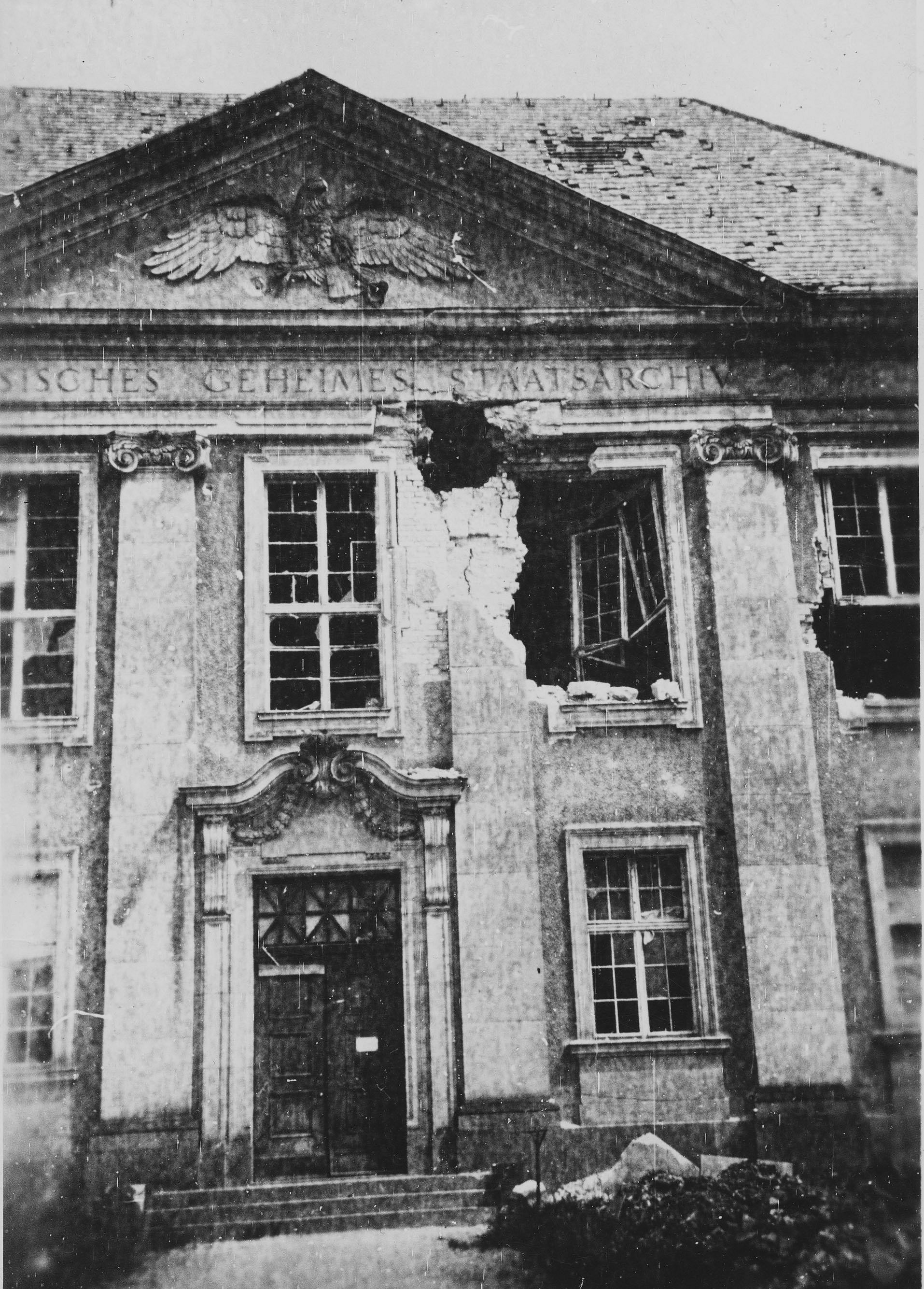 Historisches Foto einer beschädigten Hausfassade