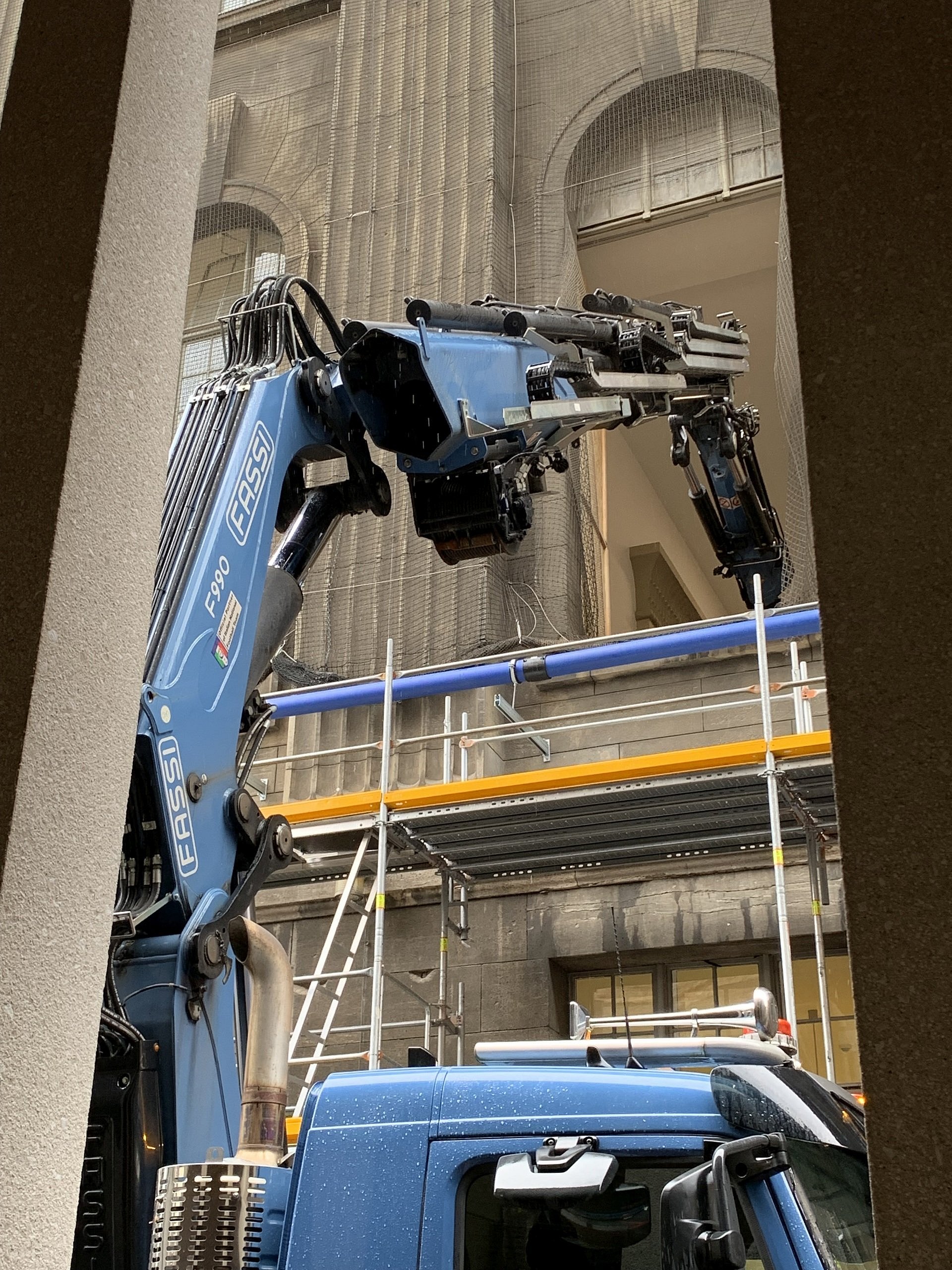 Kran vor einem Gebäude