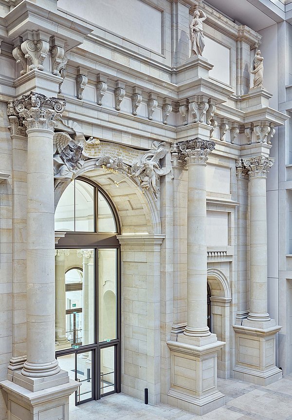 Eosander-Portal im Humboldt Forum Prachtvolles Marmortor