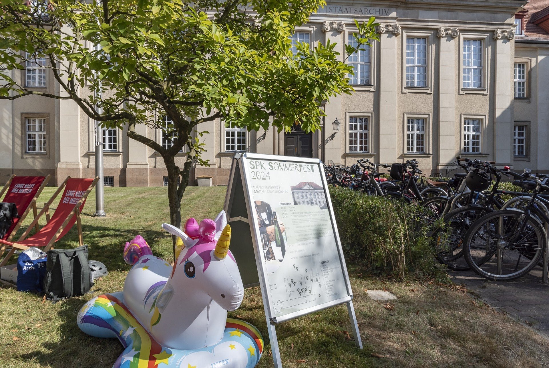ein aufblasbares Einhorn vor dem Eingang des GStA