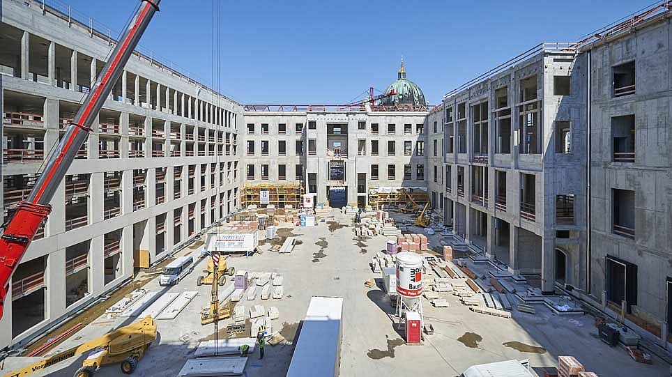 Blick auf eine Baustelle am Flussufer (öffnet Vergrößerung des Bildes)