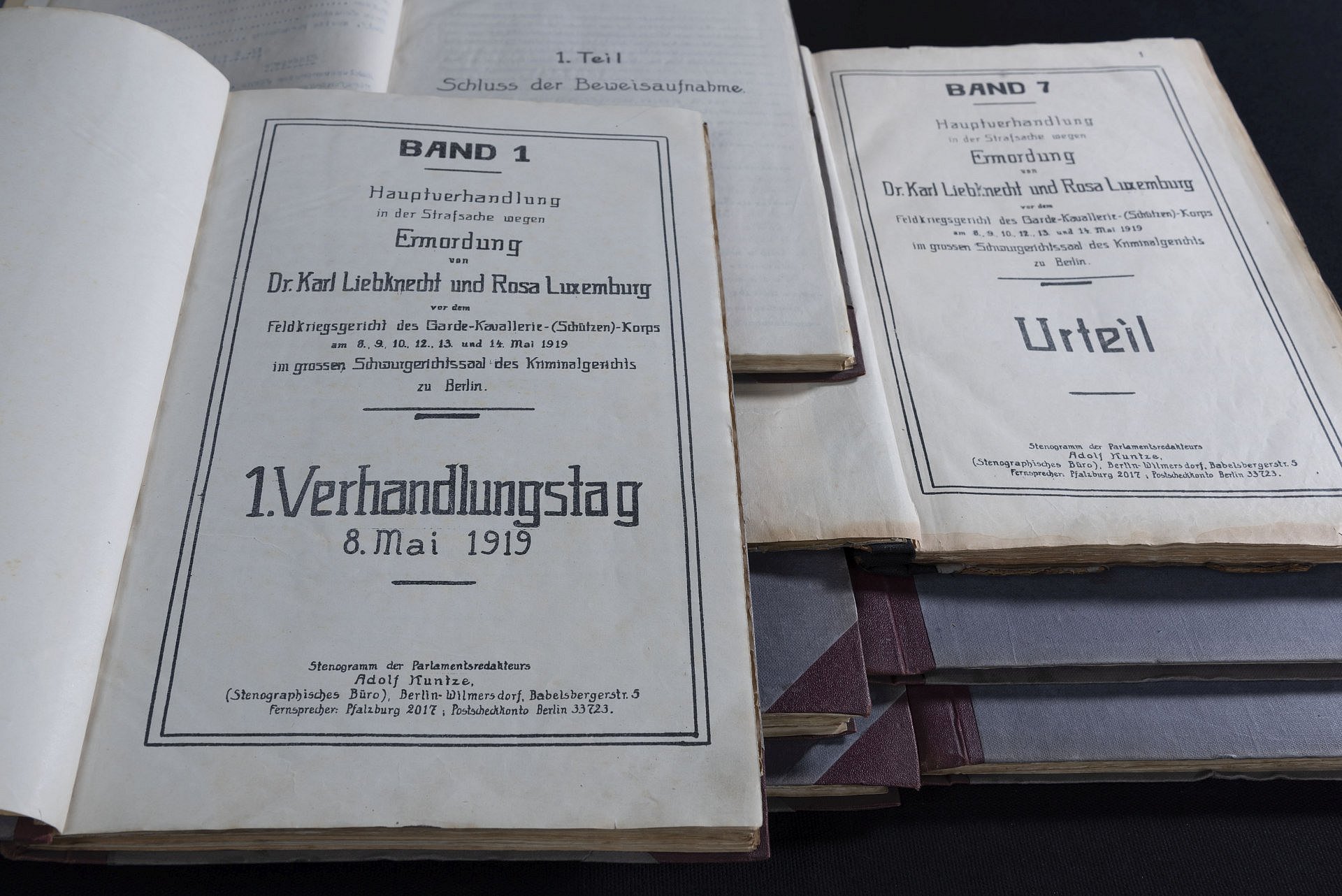Aktenbände auf einem Tisch