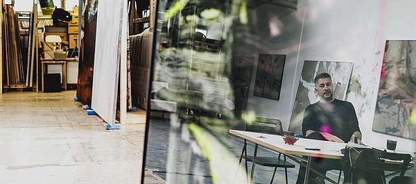Mann spiegelt sich in Scheibe in Atelier