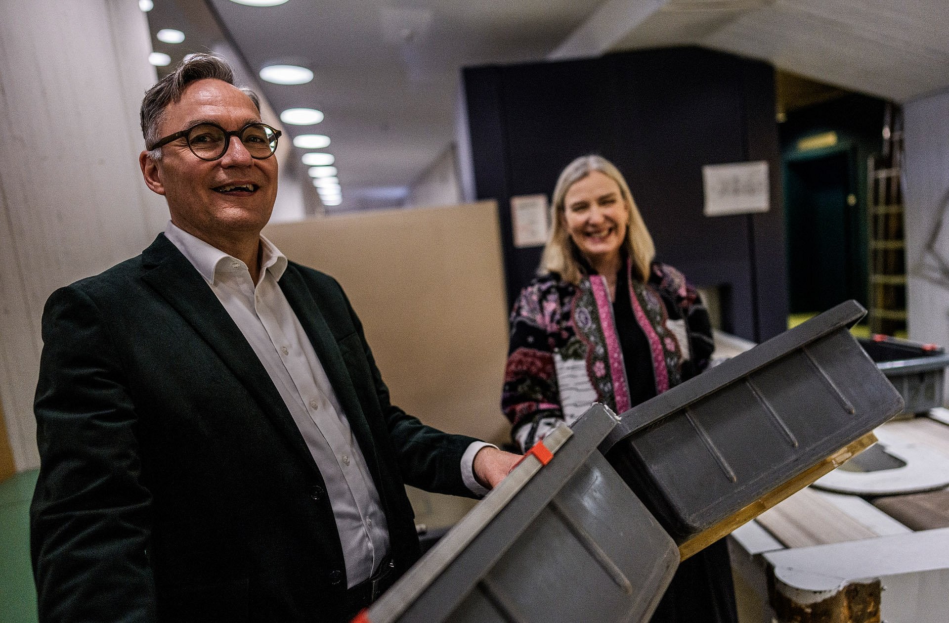 Zwei Menschen tragen Bücherkisten