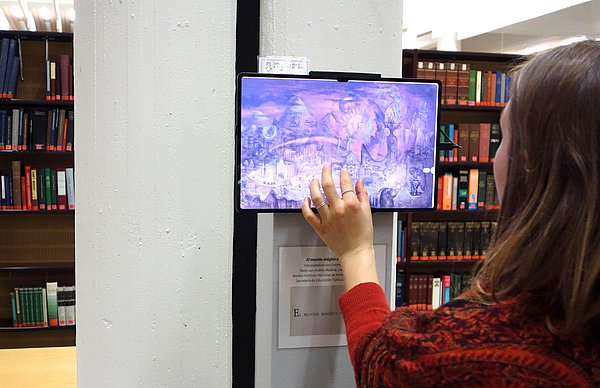 Frau an Wand-Bildschirm in Bibliothek