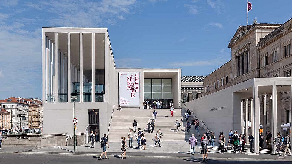 David Chipperfield, Michael Müller, Ann und Timothy M. Simon, Bundeskanzlerin Angela Merkel, Hermann Parzinger, Monika Grütters und Michael Eissenhauer bei der Eröffnung der James-Simon-Galerie am 12. Juli 2019