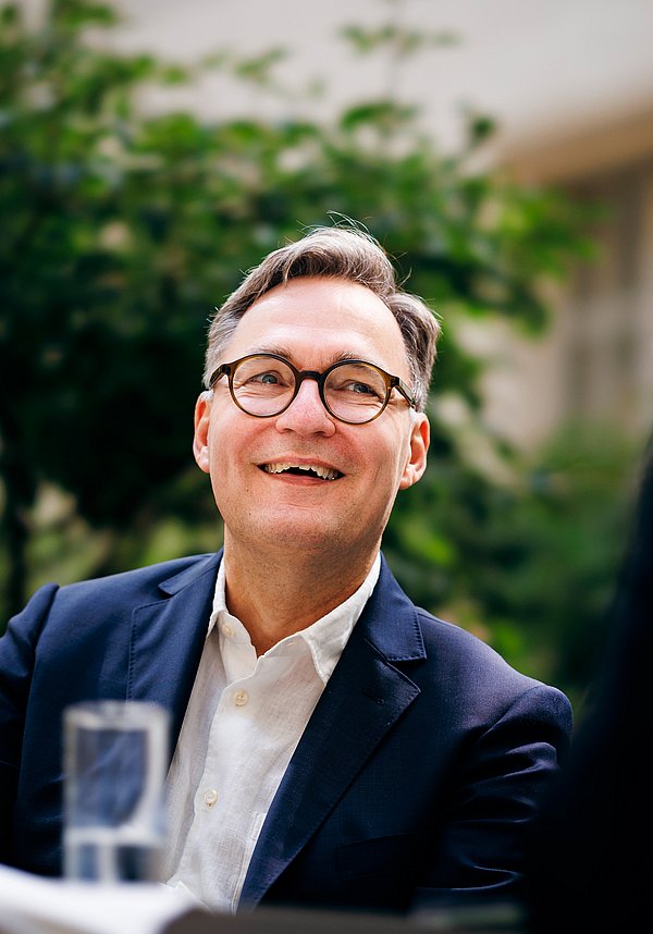 "Wir lernen zusammen mit unseren Nutzenden kontinuierlich hinzu" sagt Achim Bonte lächelnder Mann im Halbportrait