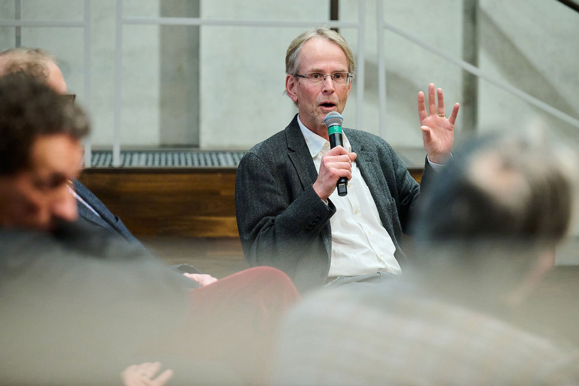 Mann spricht in Mikrofon