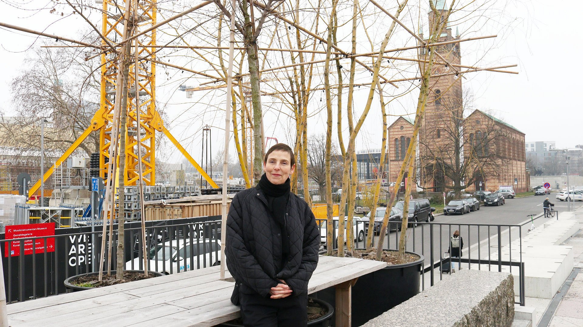 Frau sitzt auf einer Piazzetta