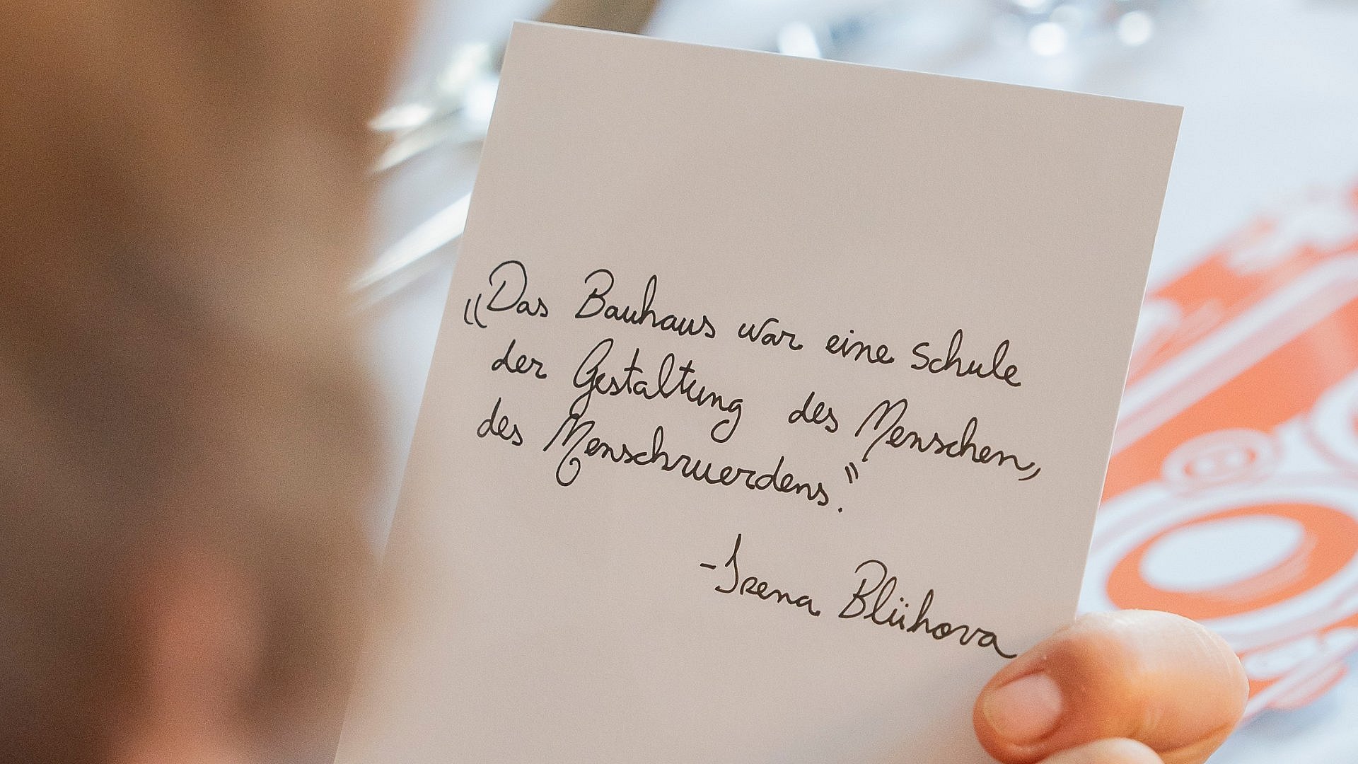 eine Karte mit Schreibschrift drauf