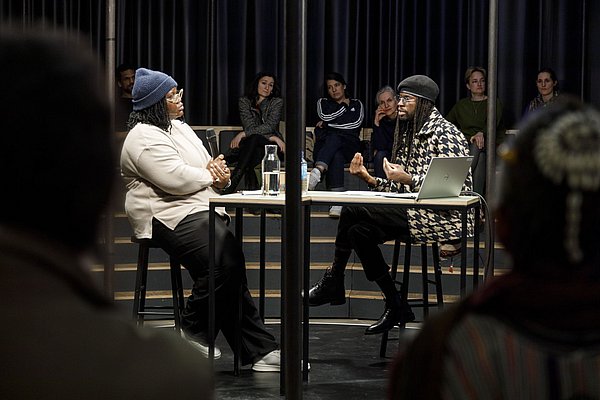 Gespräch zwischen Ifunanya Madufor und Temidayo Oyeniran zum Thema Spiritualität im Humboldtforum am 16. Februar 2024 © Pierre Adenis / Staatlichen Museen zu Berlin