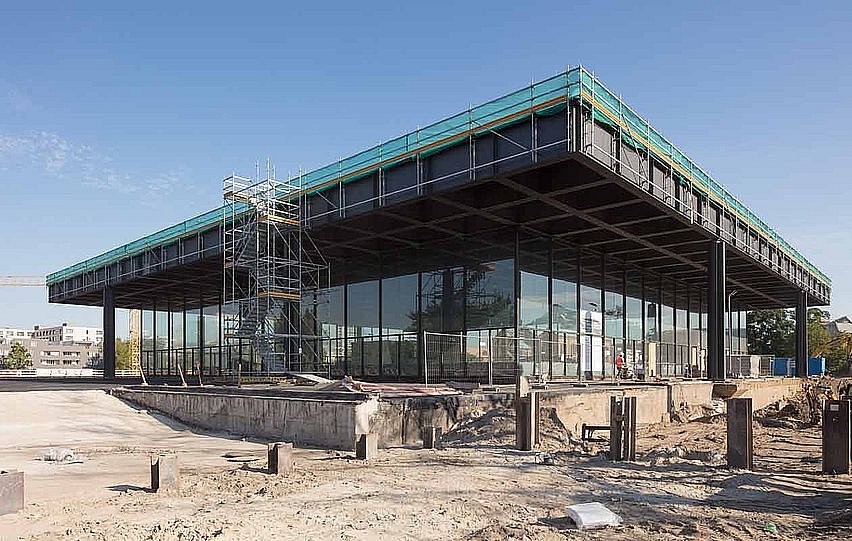 Außenansicht auf die Baustelle an einem modernen Gebäude (öffnet Vergrößerung des Bildes)