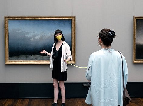 Zwei Frauen in einem Museum
