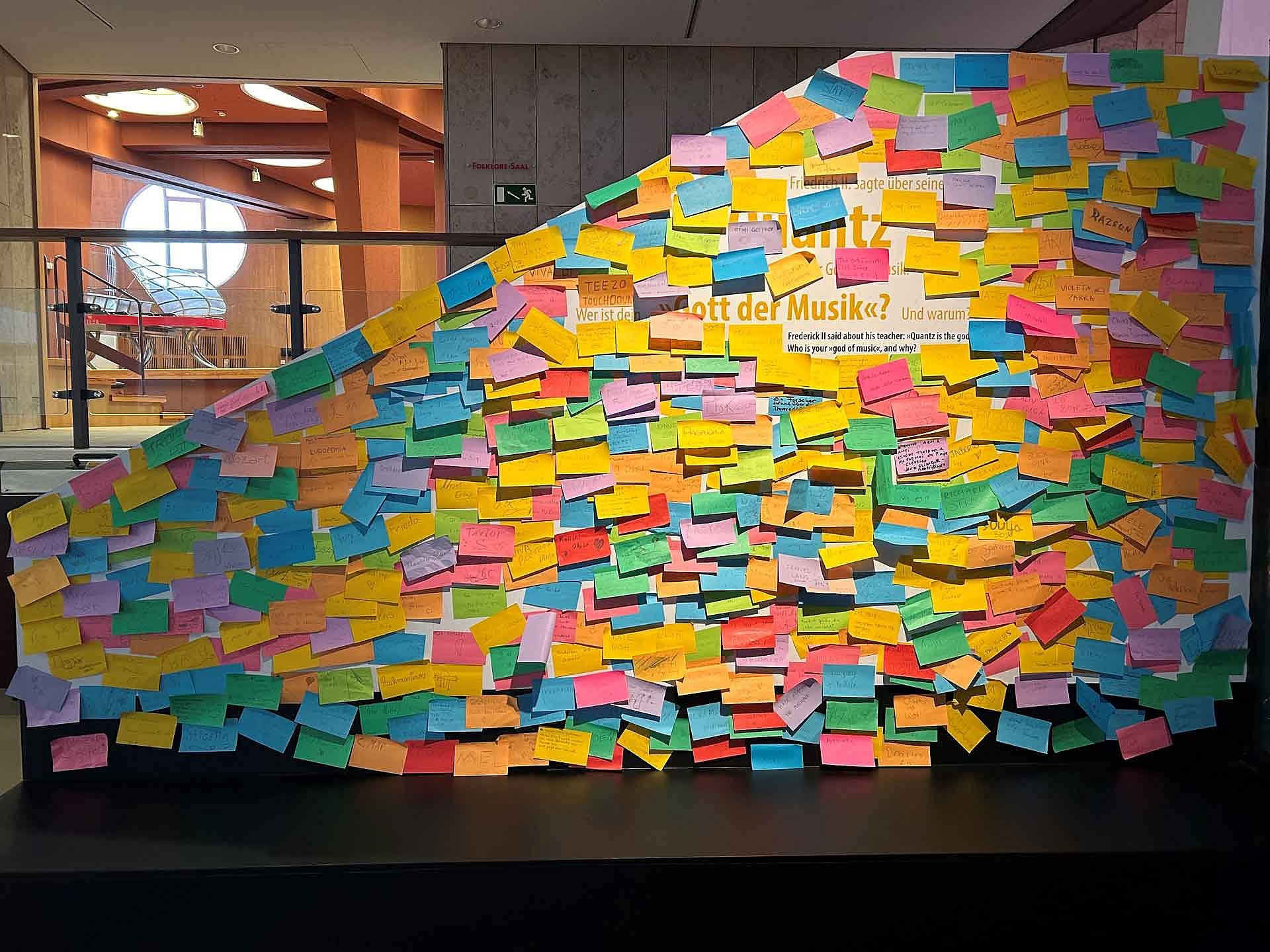 Mit Post-its beklebte Wand