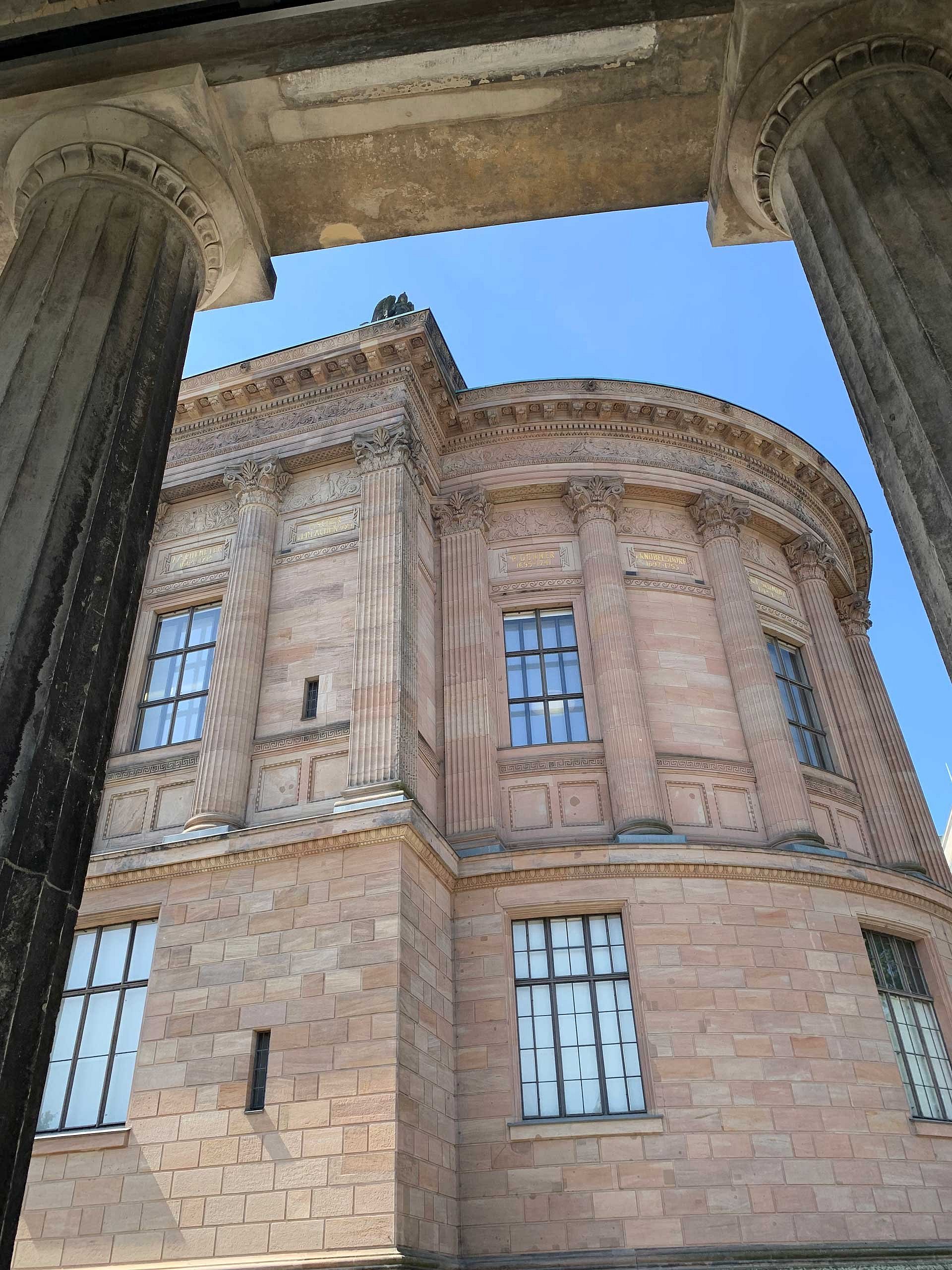Blick durch die Kolonnaden auf der Museumsinsel