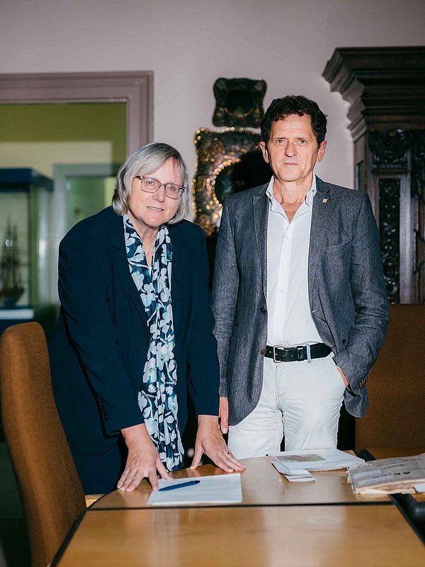 Zwei Personen posieren für ein Foto