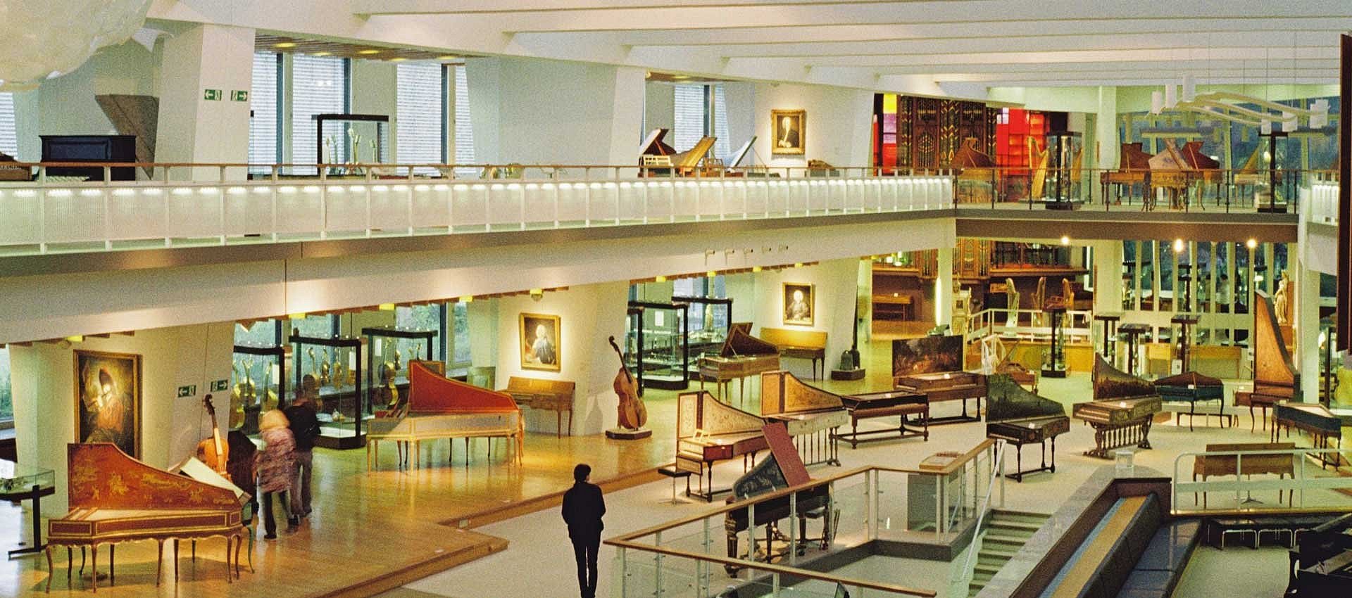 Vogelpersektive auf ein Musikinstrumenten-Museum