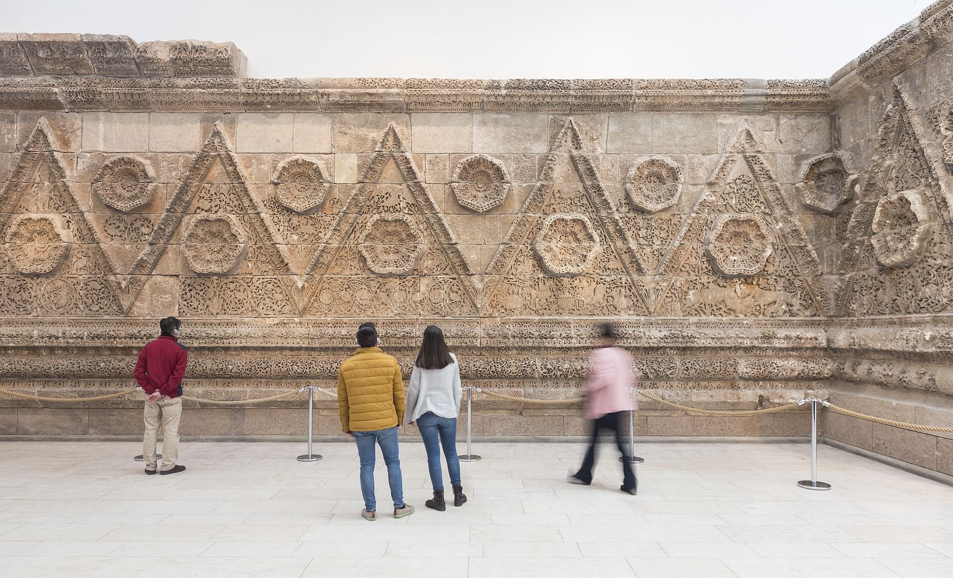 Ausstellungsansicht der Mschatta-Fassade