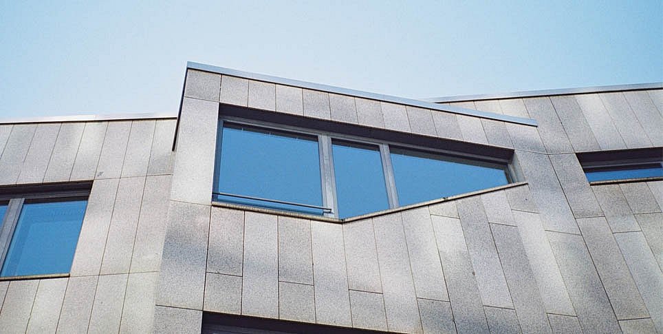Der Architekt Edgar Wisniewski sah sein Musikhaus hinter einer grauen Natursteinfassade (öffnet Vergrößerung des Bildes)