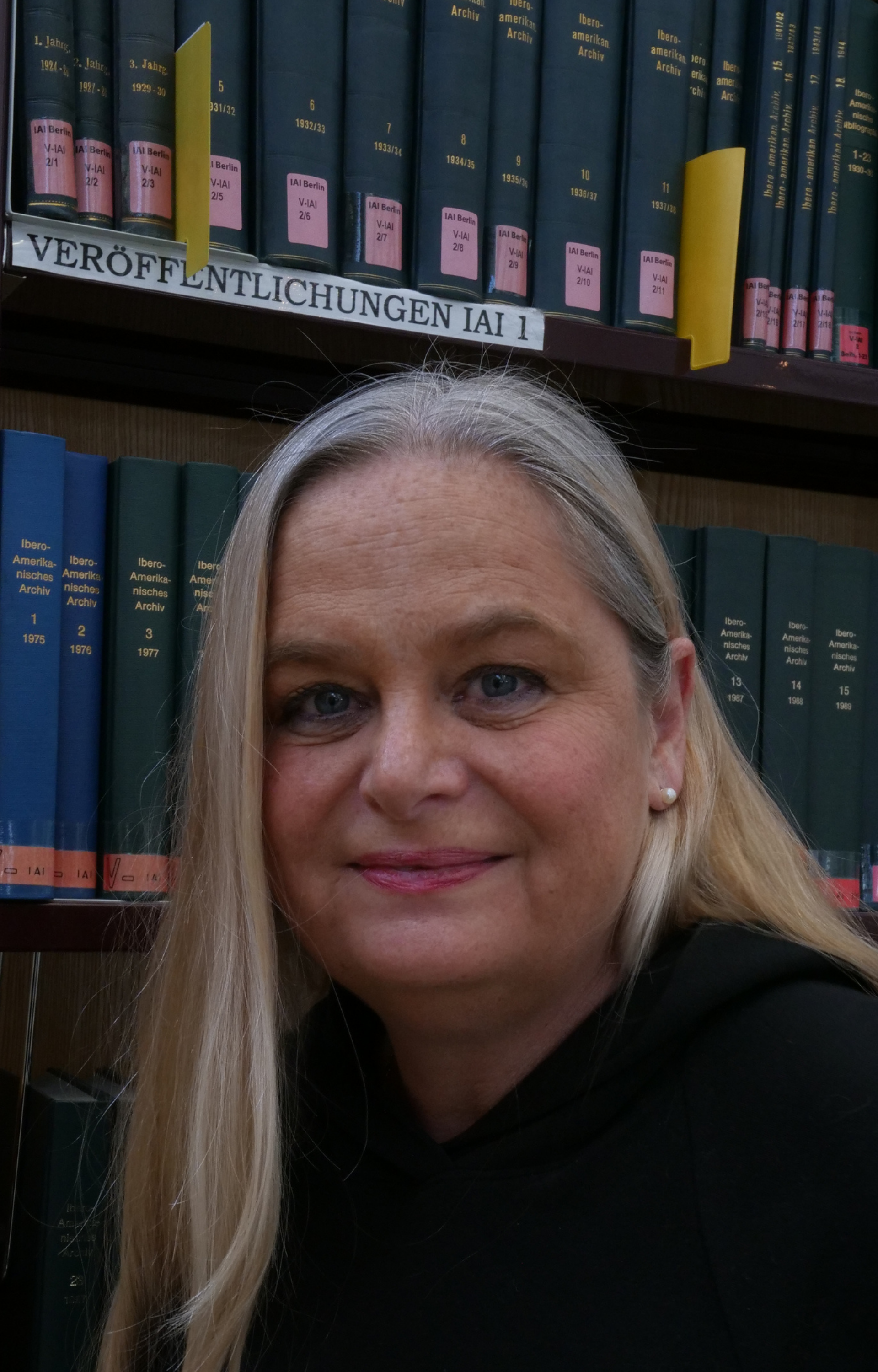 Eine Frau vor einem Bücherregal