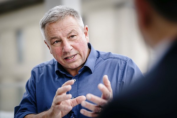 Matthias Wemhoff sitzt und gestikuliert während eines Interviews