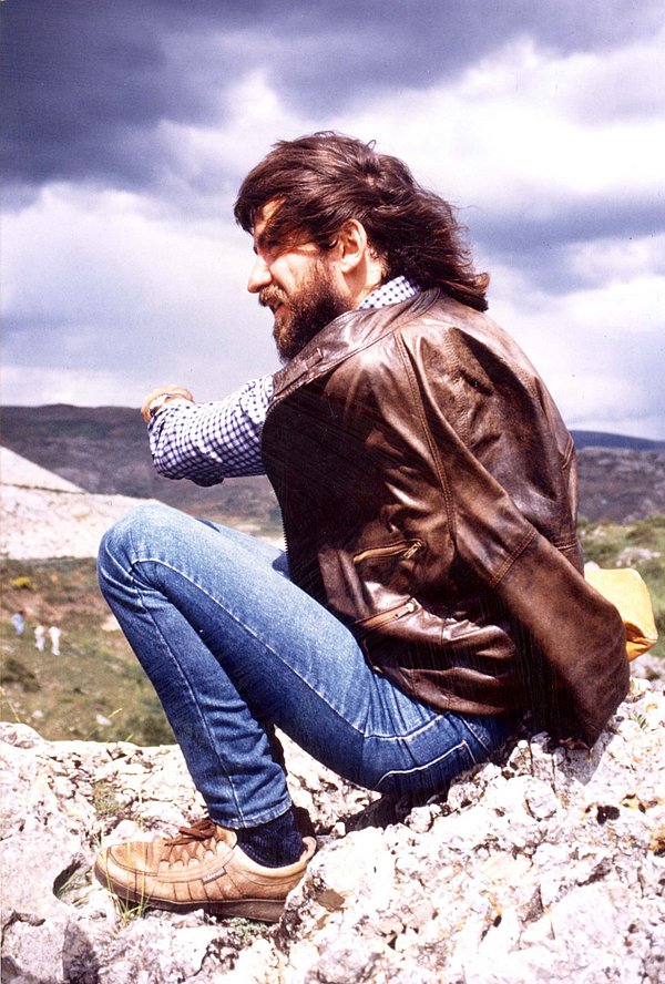 Parzinger Mann in Lederjacke auf Berg