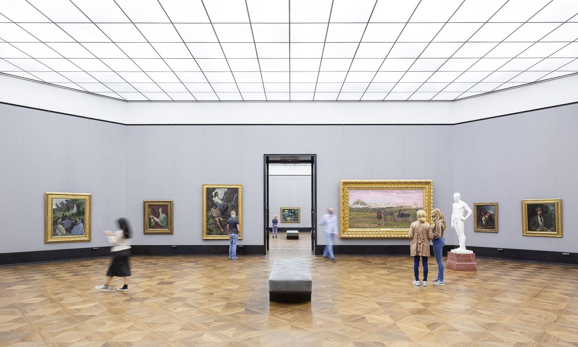Besucher:innen in der Alten Nationalgalerie 