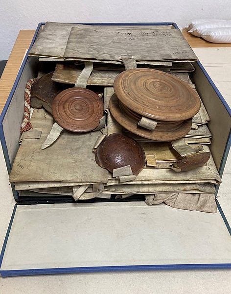 Pappschachtel voller historischer Papiere