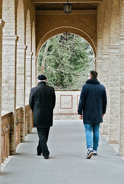 Jürgen Kloosterhuis, Direktor des Geheimen Staatsarchivs PK (l), und Autor Daniel Schreiber, am Bornstedter Friedhof