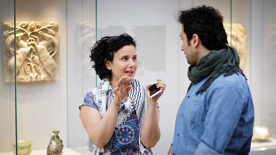 Vor einer Museumsvitrine erklärt eine Frau einem Mann etwas (öffnet Vergrößerung des Bildes)