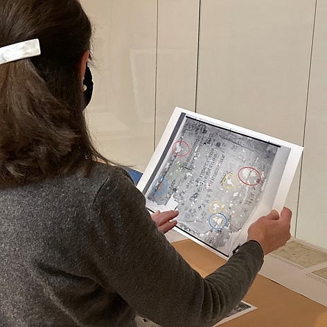 Eine Frau betrachtet einen Scan mit mehreren Markierungen