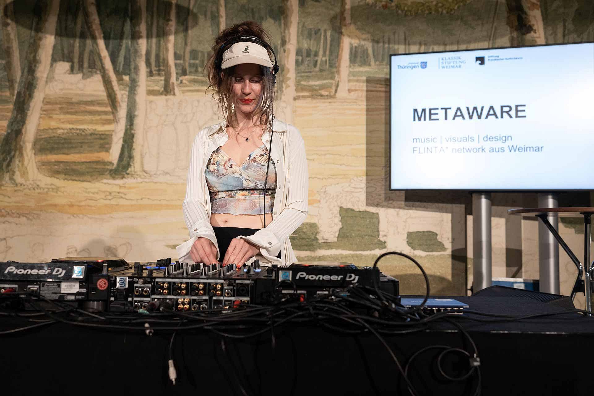 Frau am DJ-Pult