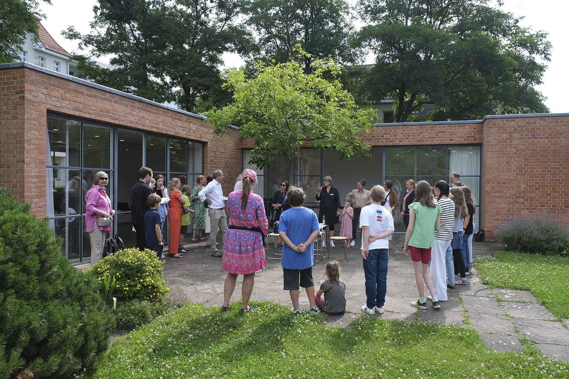 Personengruppe im Garten