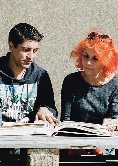 Eine Frau und ein Mann betrachten ein Buch