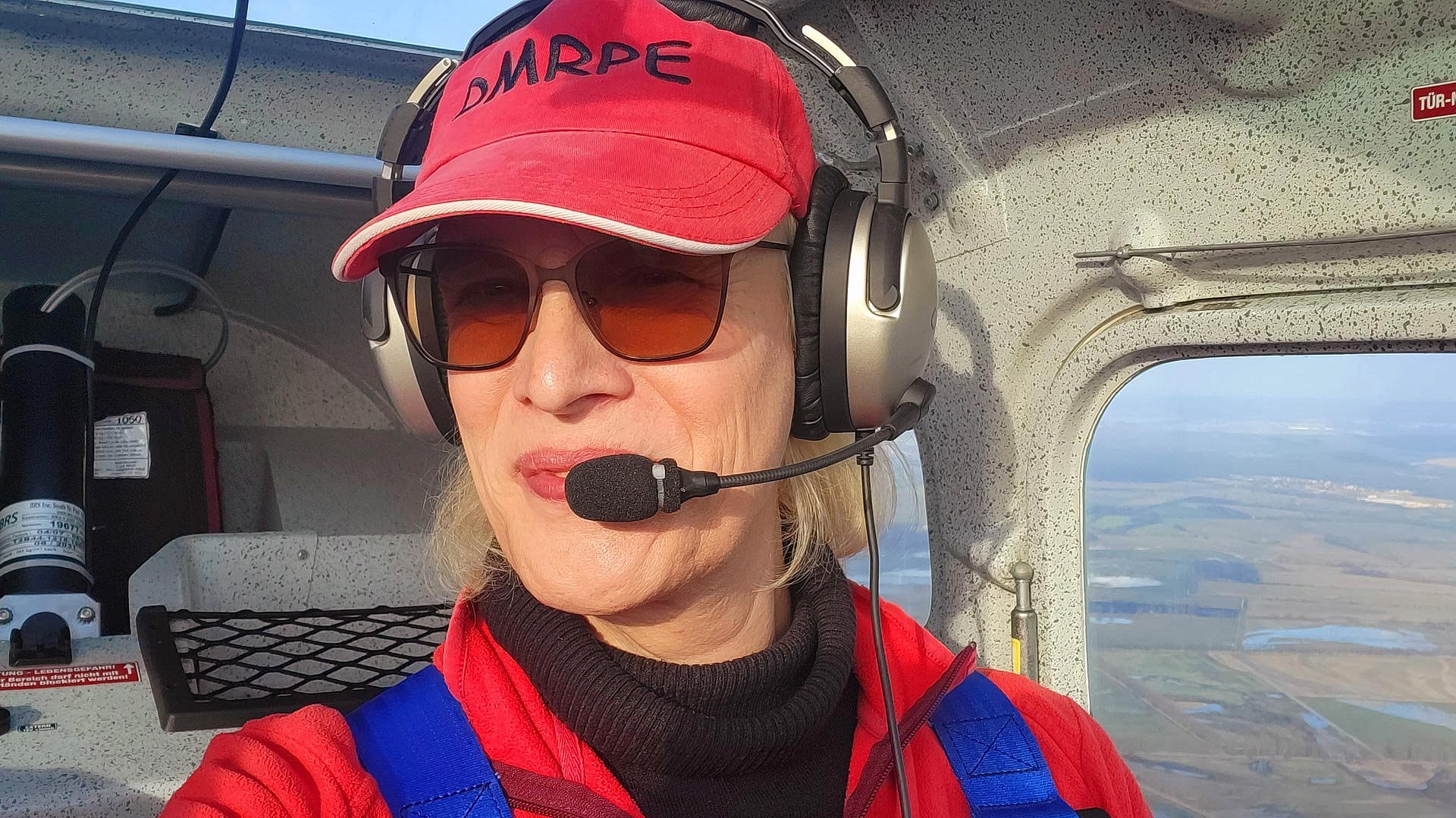 Frau in einem Cockpit