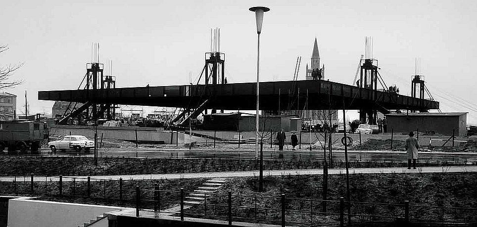 Schwarz-Weiß Fotografie mit Blick auf eine Baustelle (öffnet Vergrößerung des Bildes)