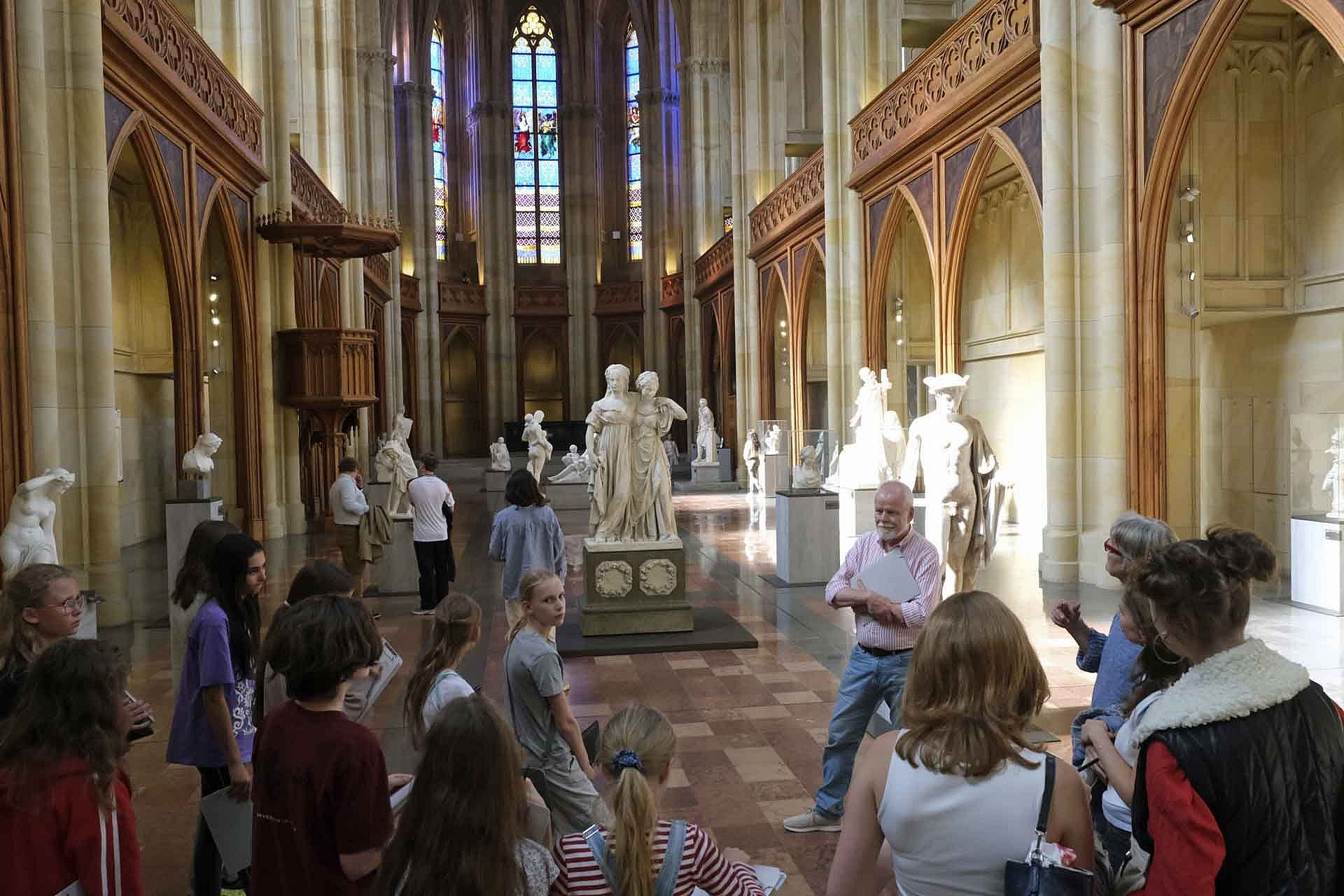 Personen in einem Kircheninnenraum