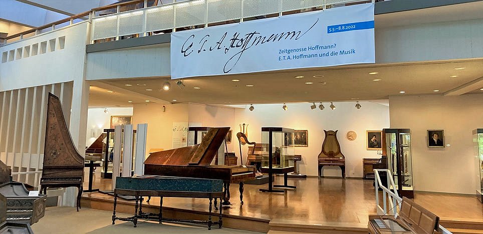 Blick in eine Ausstellung mit Musikinstrumenten