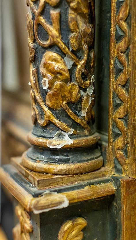 Historischer Holzrahmen mit Kleberspuren