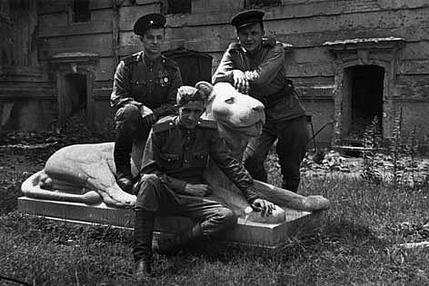 Drei Soldaten der Roten Armee posieren vor dem „Mosse-Löwen“
