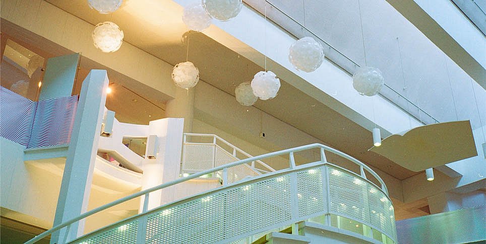 Obergeschoss mit Lampen von Günter Ssymmank, die auch in der Philharmonie und in der Staatsbibliothek hängen (öffnet Vergrößerung des Bildes)
