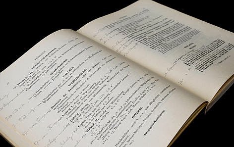 Dieser Auktionskatalog zur Versteigerung der Autographen-Sammlung Alexander Meyer Cohn's im Oktober 1905 bei J. A. Stargardt, Berlin weist viele Annotationen wie Zahlen und Namen auf. Diese richtig zu deuten ist Aufgabe der Provenienzforscher.