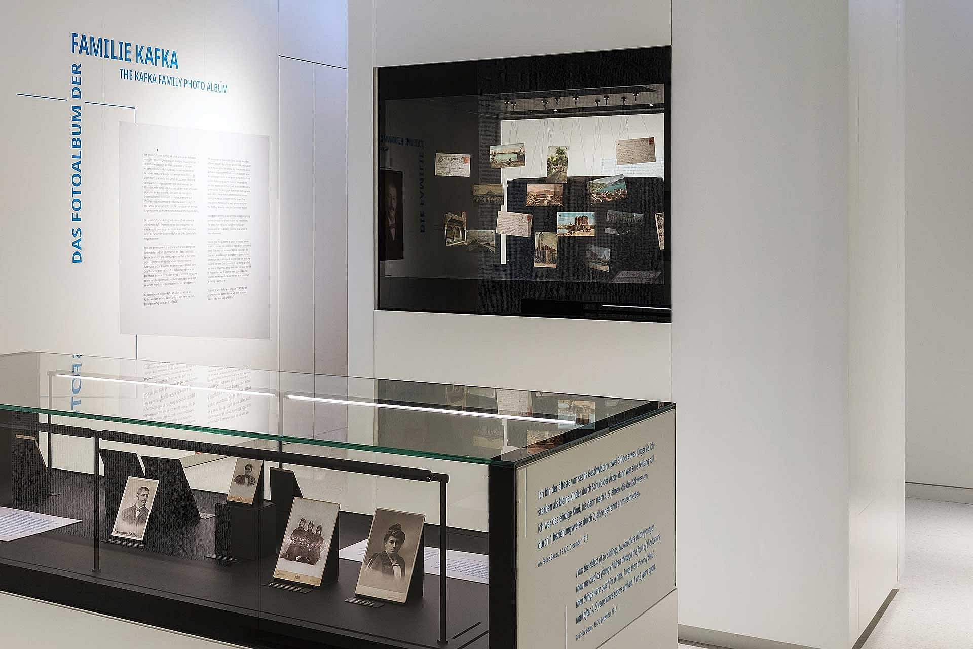 Blick in eine Vitrinenausstellung