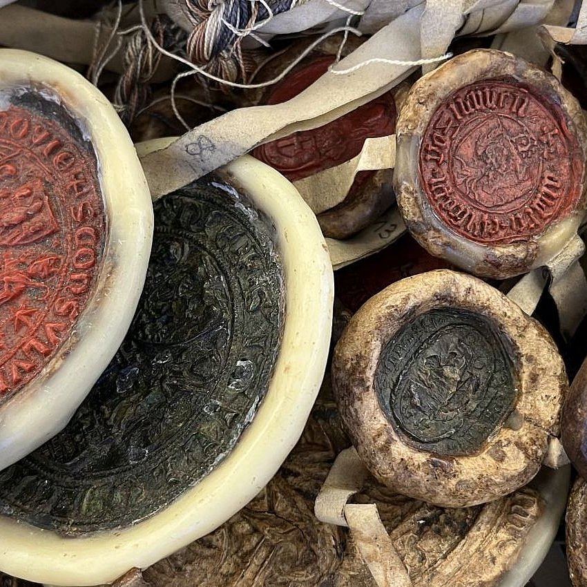 Siegel an einem alten Dokument