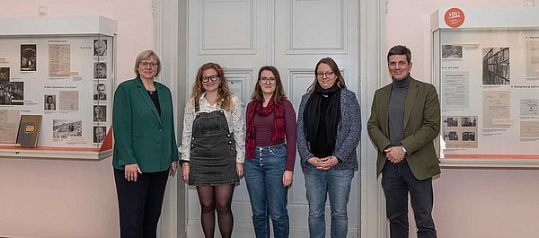 Gruppenfoto vor einer grauen Tür